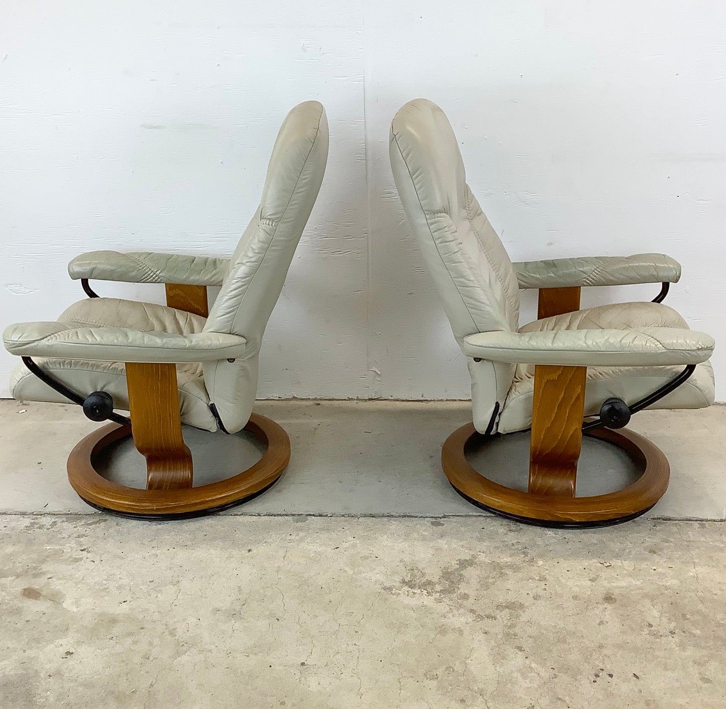 Pair Ekornes Stressless Swivel Lounge Chairs With Ottomans
