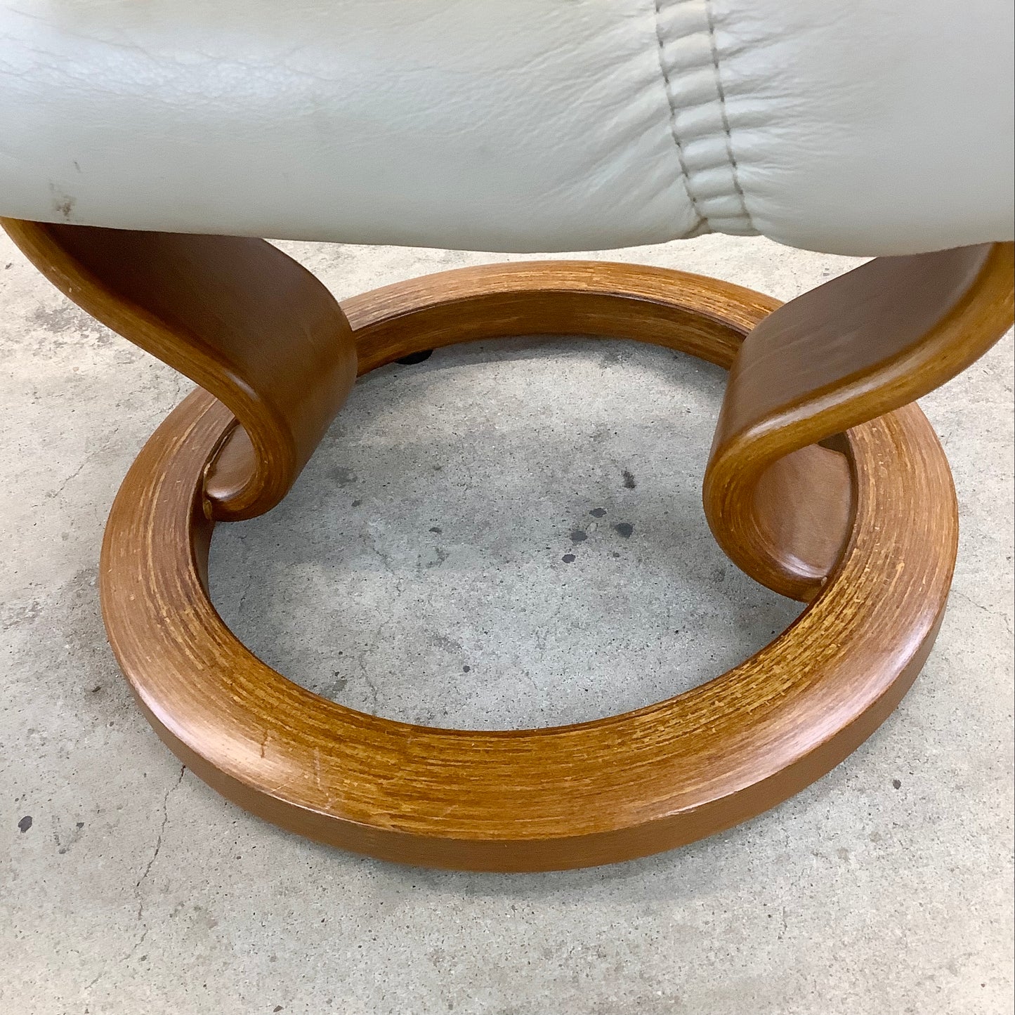 Pair Ekornes Stressless Swivel Lounge Chairs With Ottomans