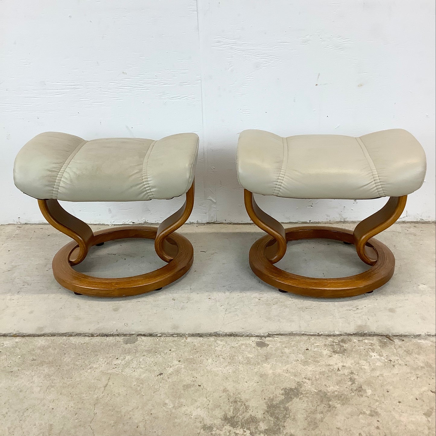 Pair Ekornes Stressless Swivel Lounge Chairs With Ottomans