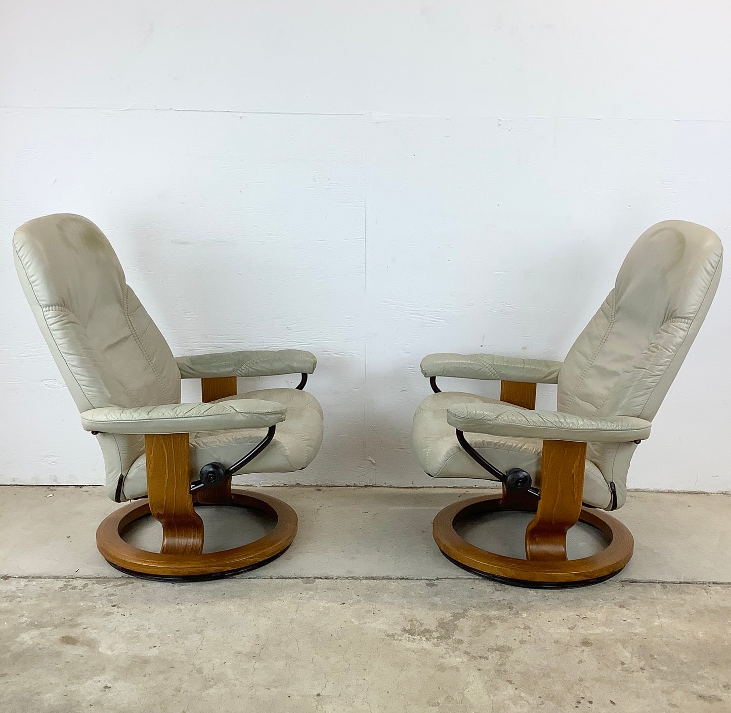 Pair Ekornes Stressless Swivel Lounge Chairs With Ottomans
