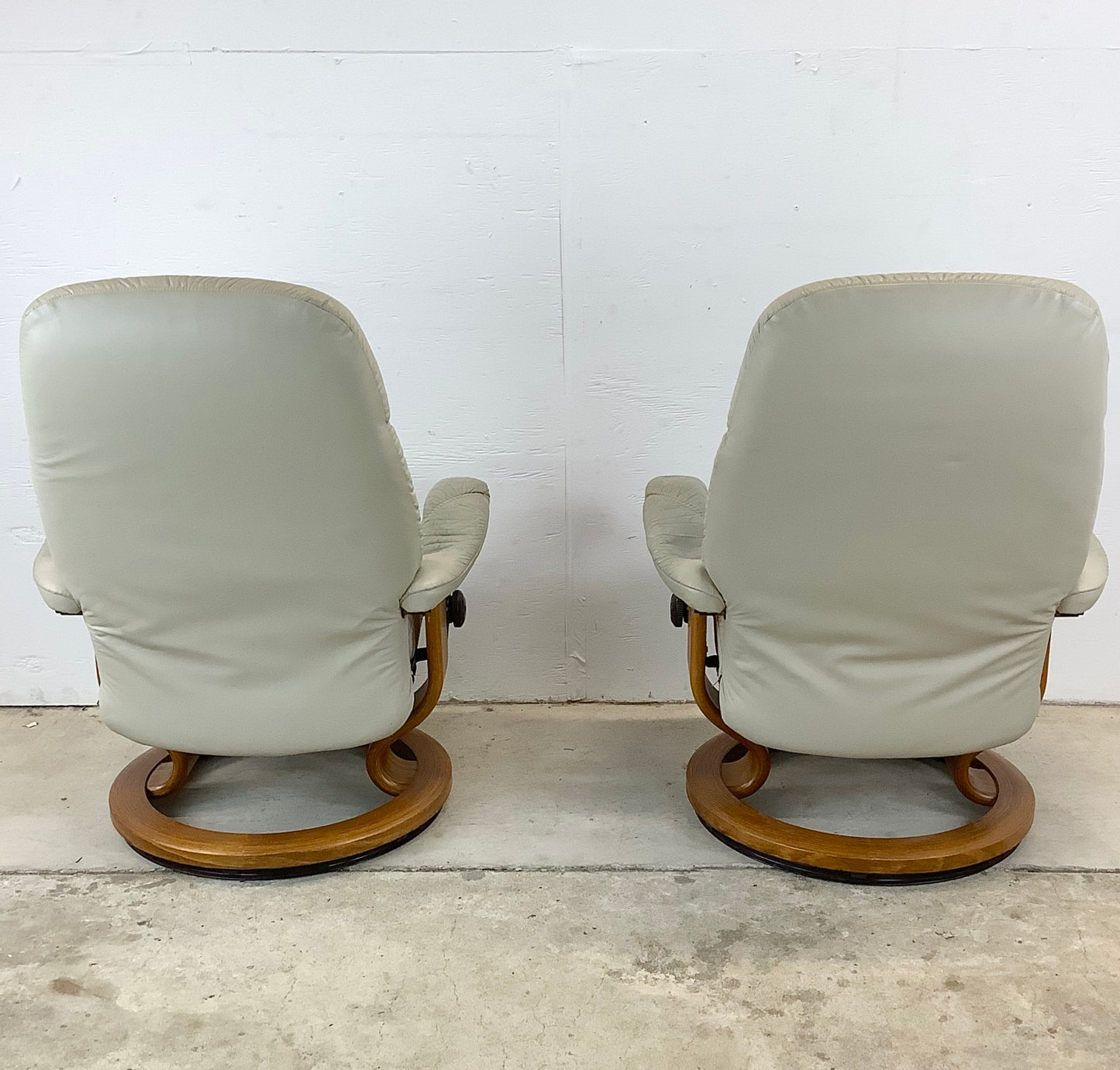 Pair Ekornes Stressless Swivel Lounge Chairs With Ottomans
