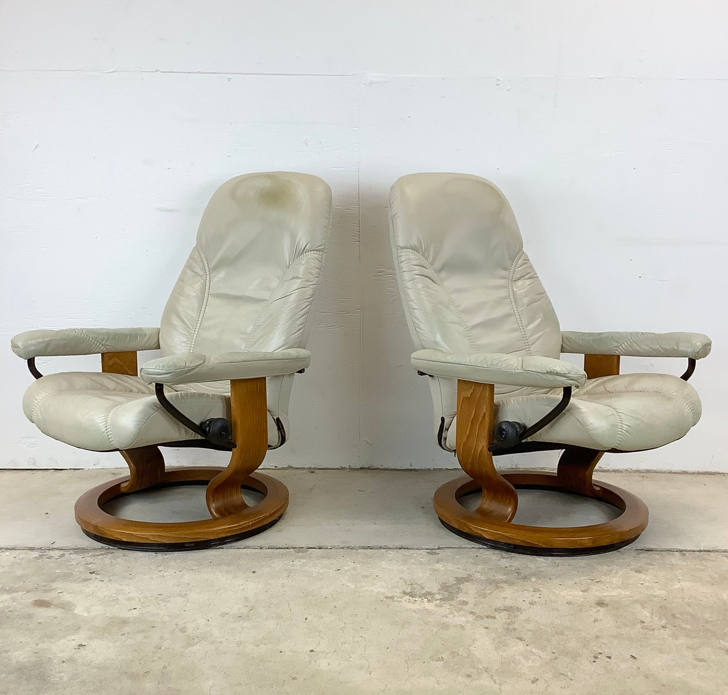 Pair Ekornes Stressless Swivel Lounge Chairs With Ottomans
