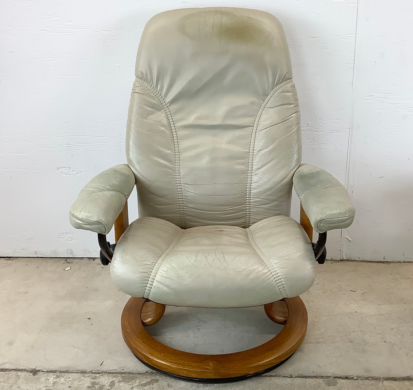 Pair Ekornes Stressless Swivel Lounge Chairs With Ottomans