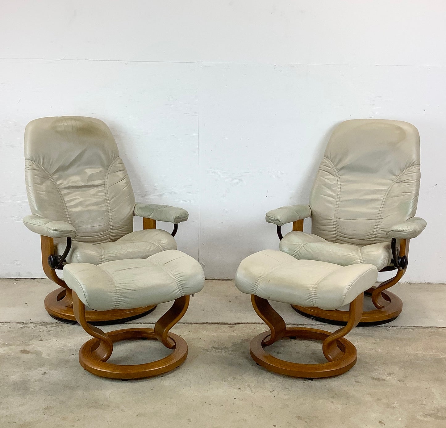 Pair Ekornes Stressless Swivel Lounge Chairs With Ottomans