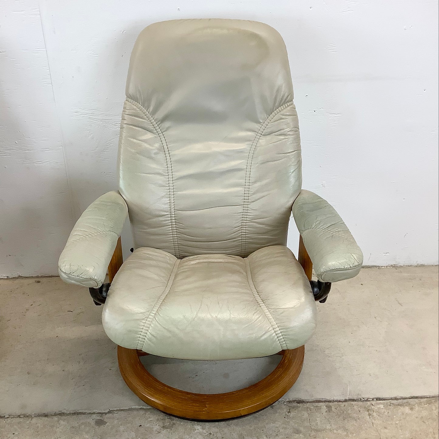 Pair Ekornes Stressless Swivel Lounge Chairs With Ottomans