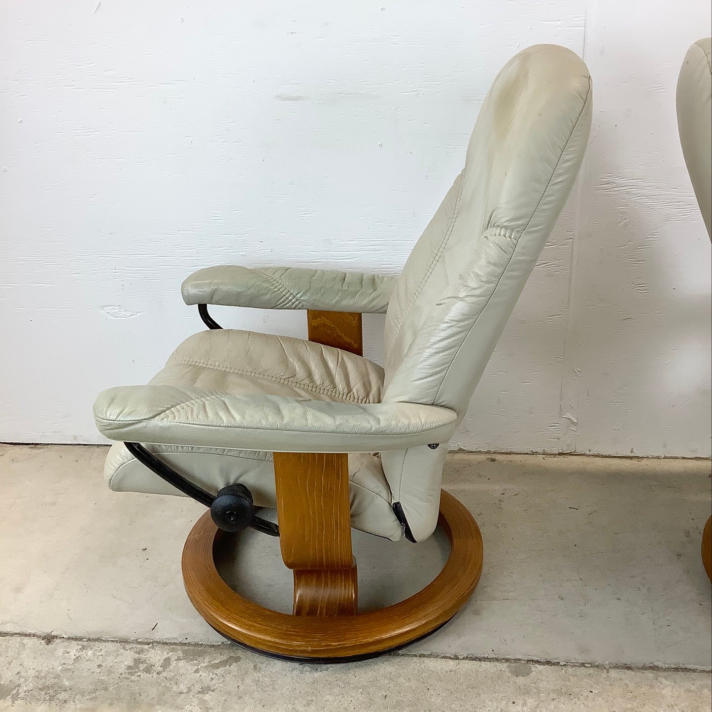 Pair Ekornes Stressless Swivel Lounge Chairs With Ottomans