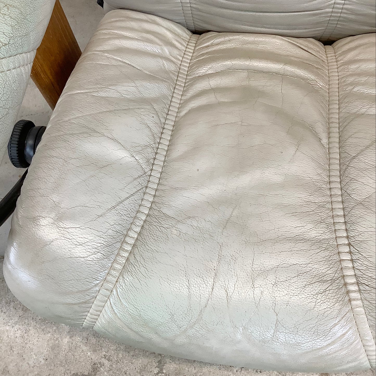 Pair Ekornes Stressless Swivel Lounge Chairs With Ottomans
