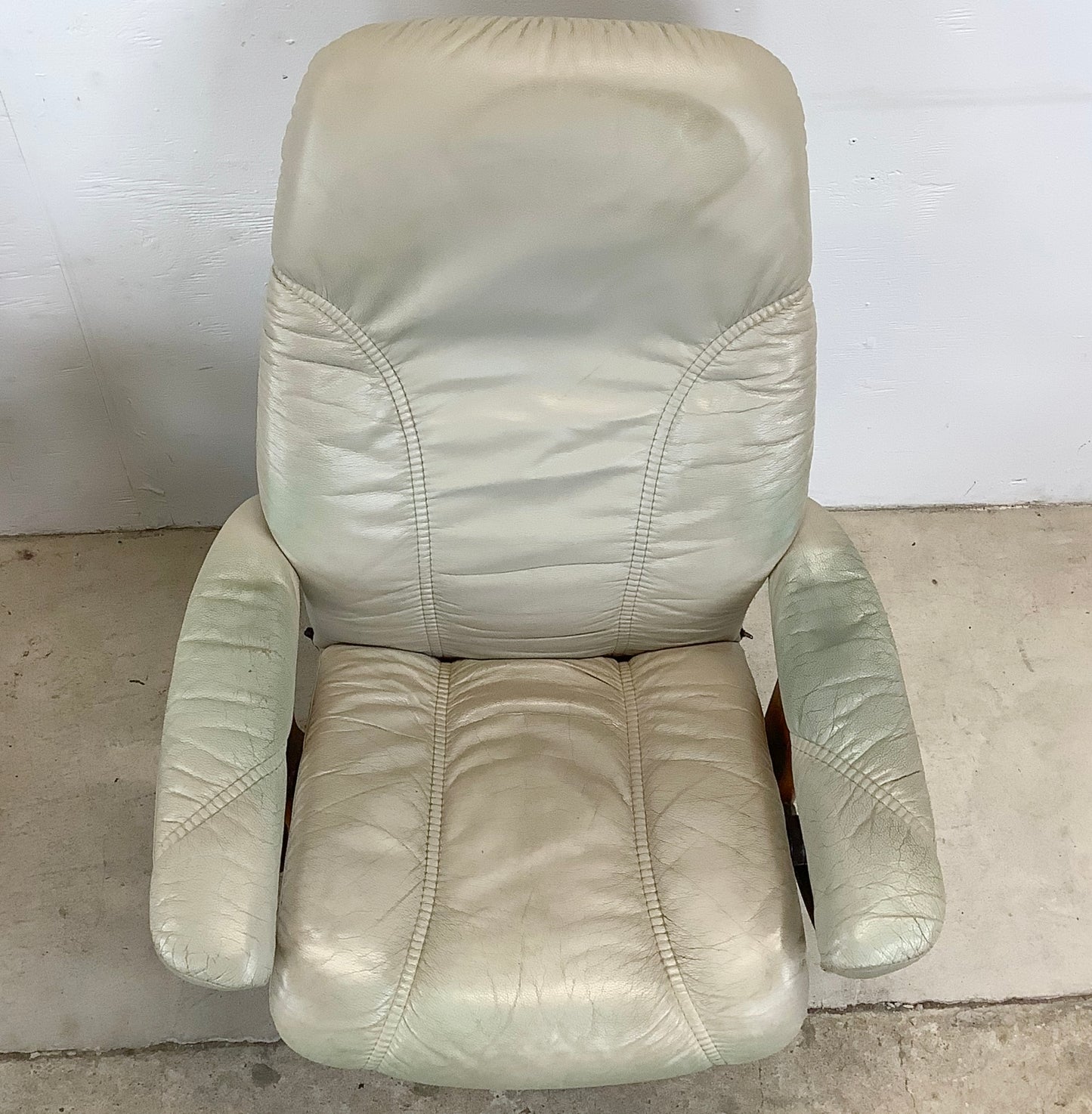 Pair Ekornes Stressless Swivel Lounge Chairs With Ottomans