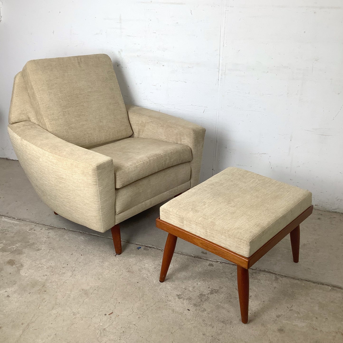 Scandinavian Modern Lounge Chair and Ottoman | Faceted Back