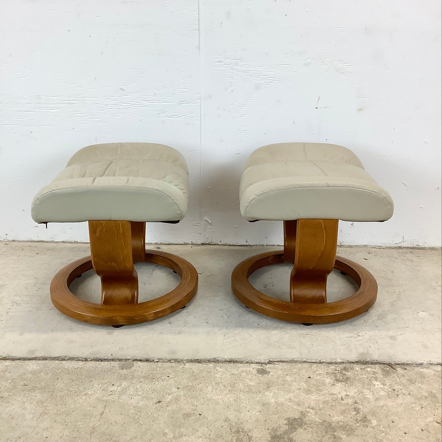 Pair Ekornes Stressless Swivel Lounge Chairs With Ottomans