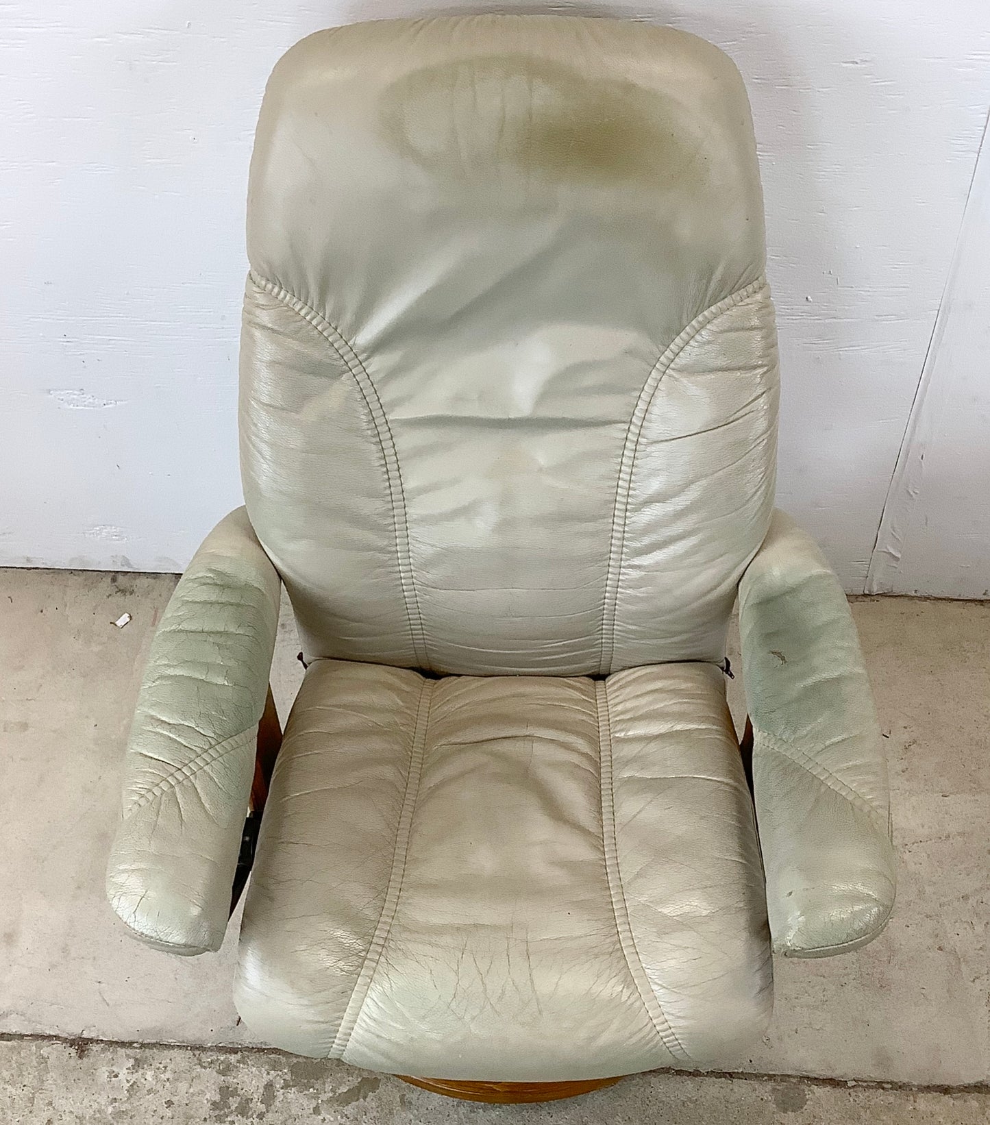 Pair Ekornes Stressless Swivel Lounge Chairs With Ottomans