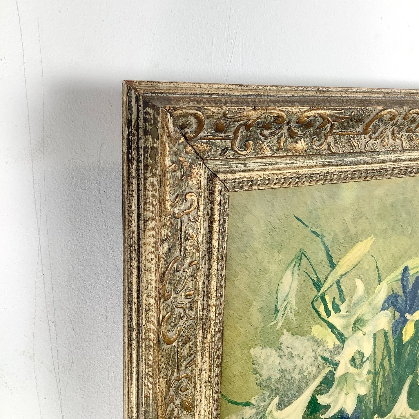 Vintage Floral Oil Painting with Bouquet and Ornamental Gilt Frame