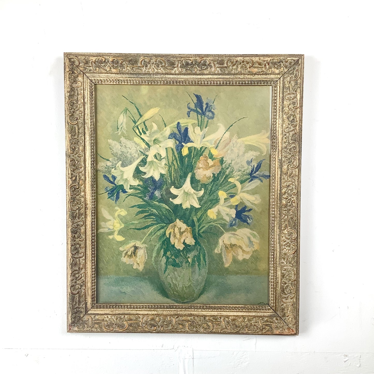 Vintage Floral Oil Painting with Bouquet and Ornamental Gilt Frame