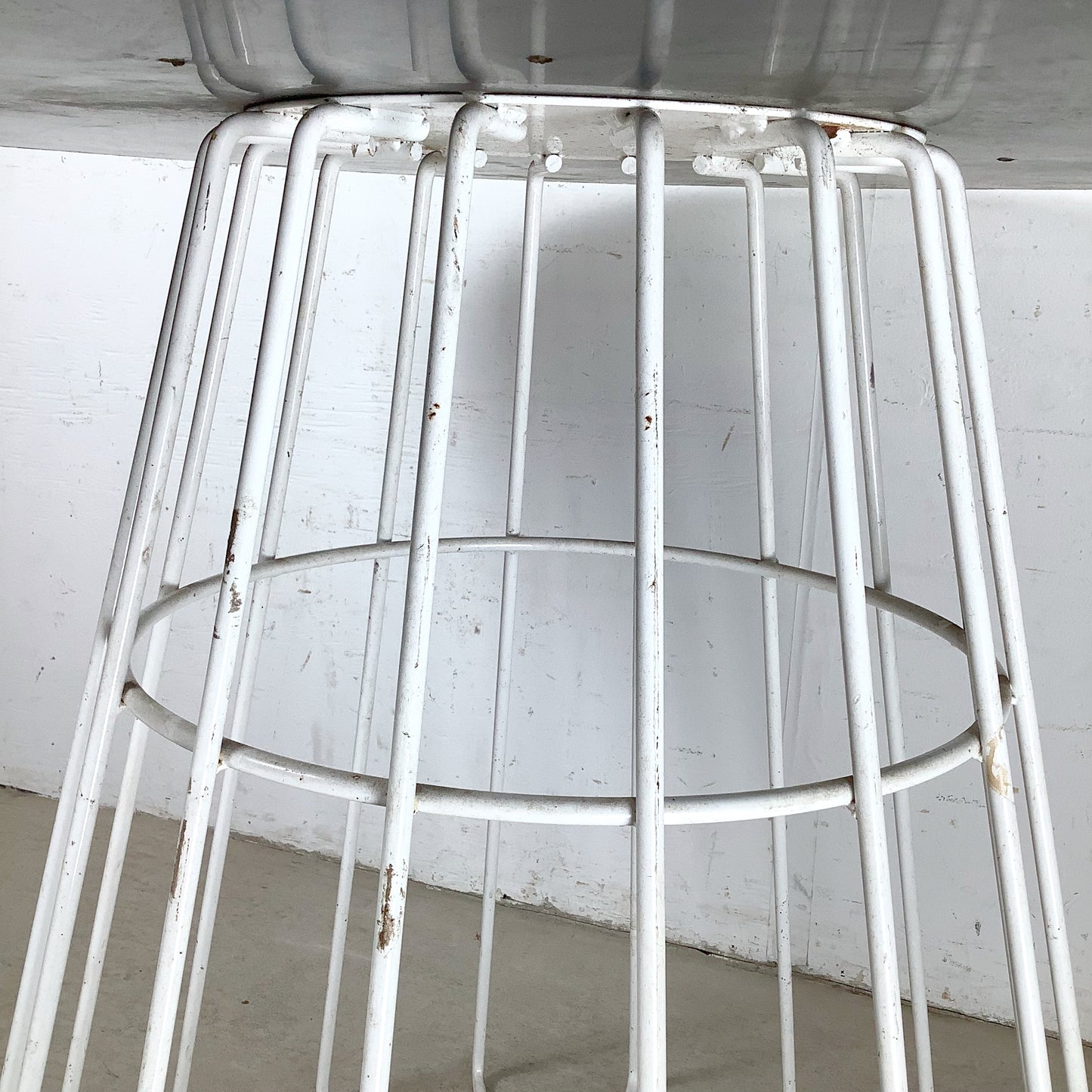 Round White Dining Table | Knoll-Style Wire Base | Mid-Century Modern Style