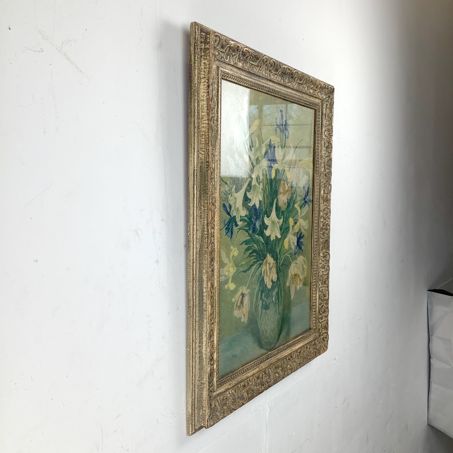 Vintage Floral Oil Painting with Bouquet and Ornamental Gilt Frame