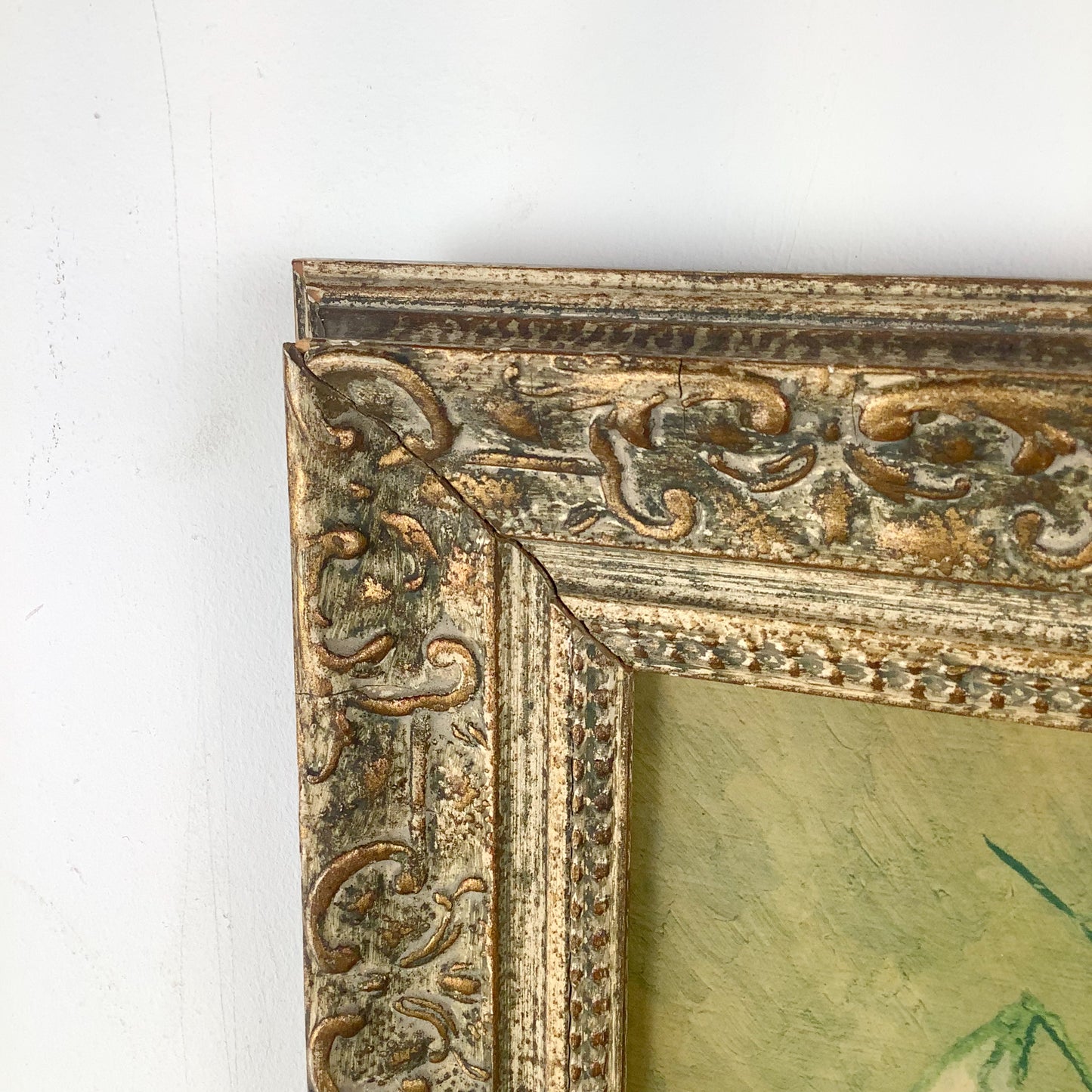 Vintage Floral Oil Painting with Bouquet and Ornamental Gilt Frame