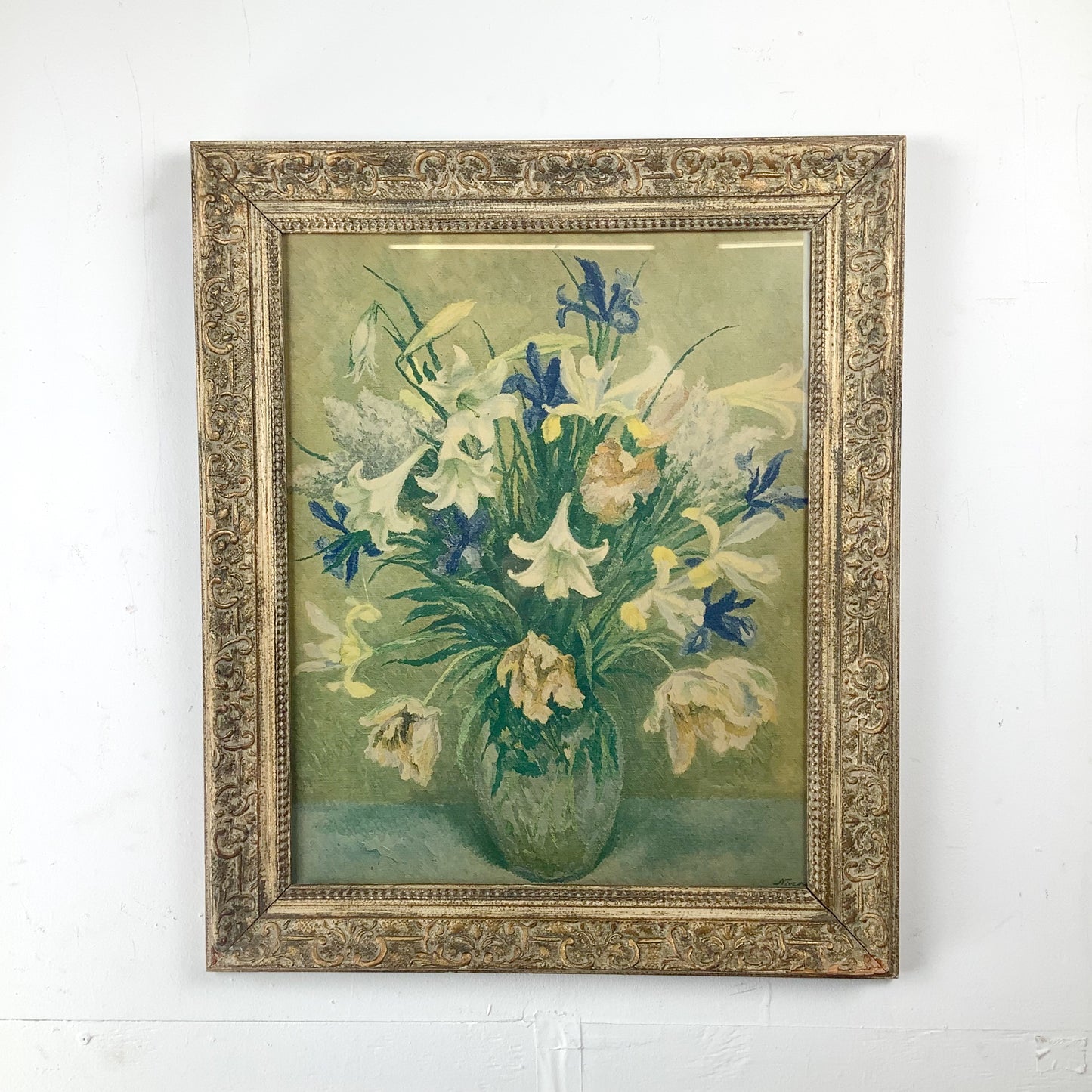 Vintage Floral Oil Painting with Bouquet and Ornamental Gilt Frame