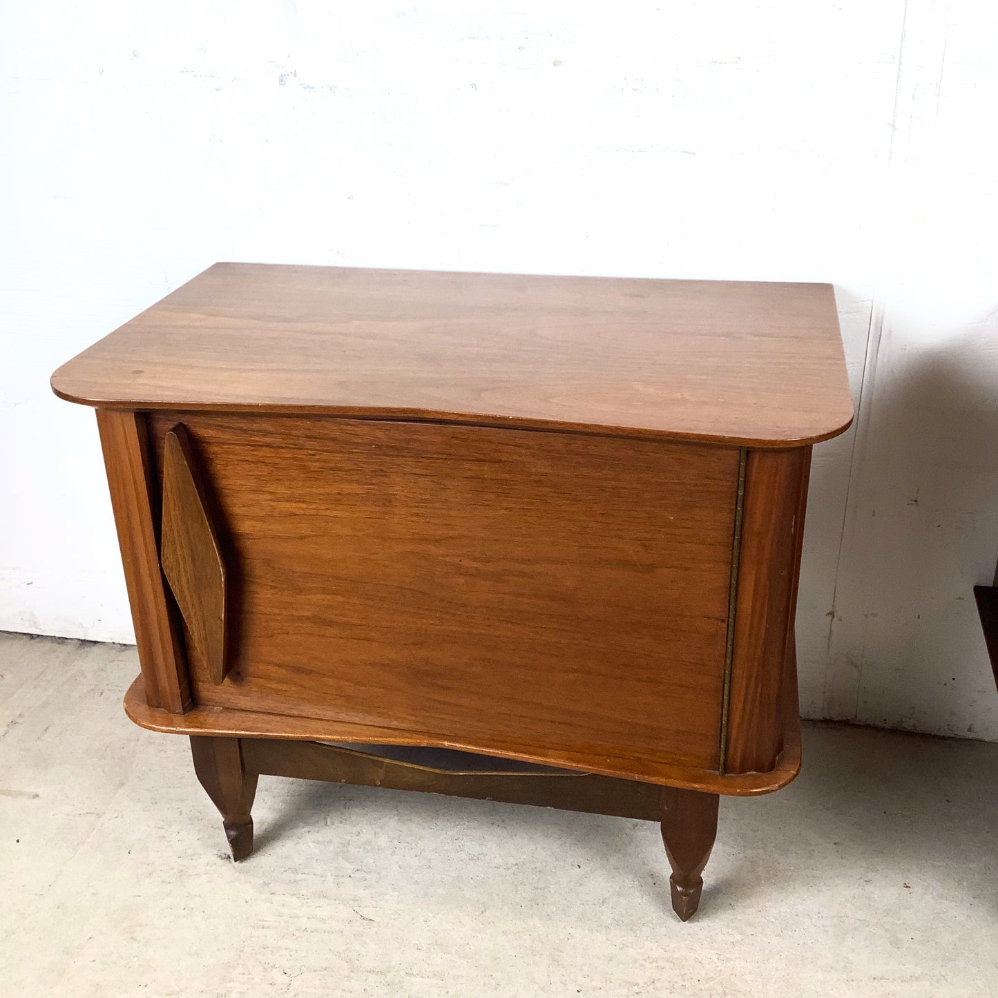 Vintage Mid-Century Walnut Nightstands with Sculpted Door Pulls – Pair