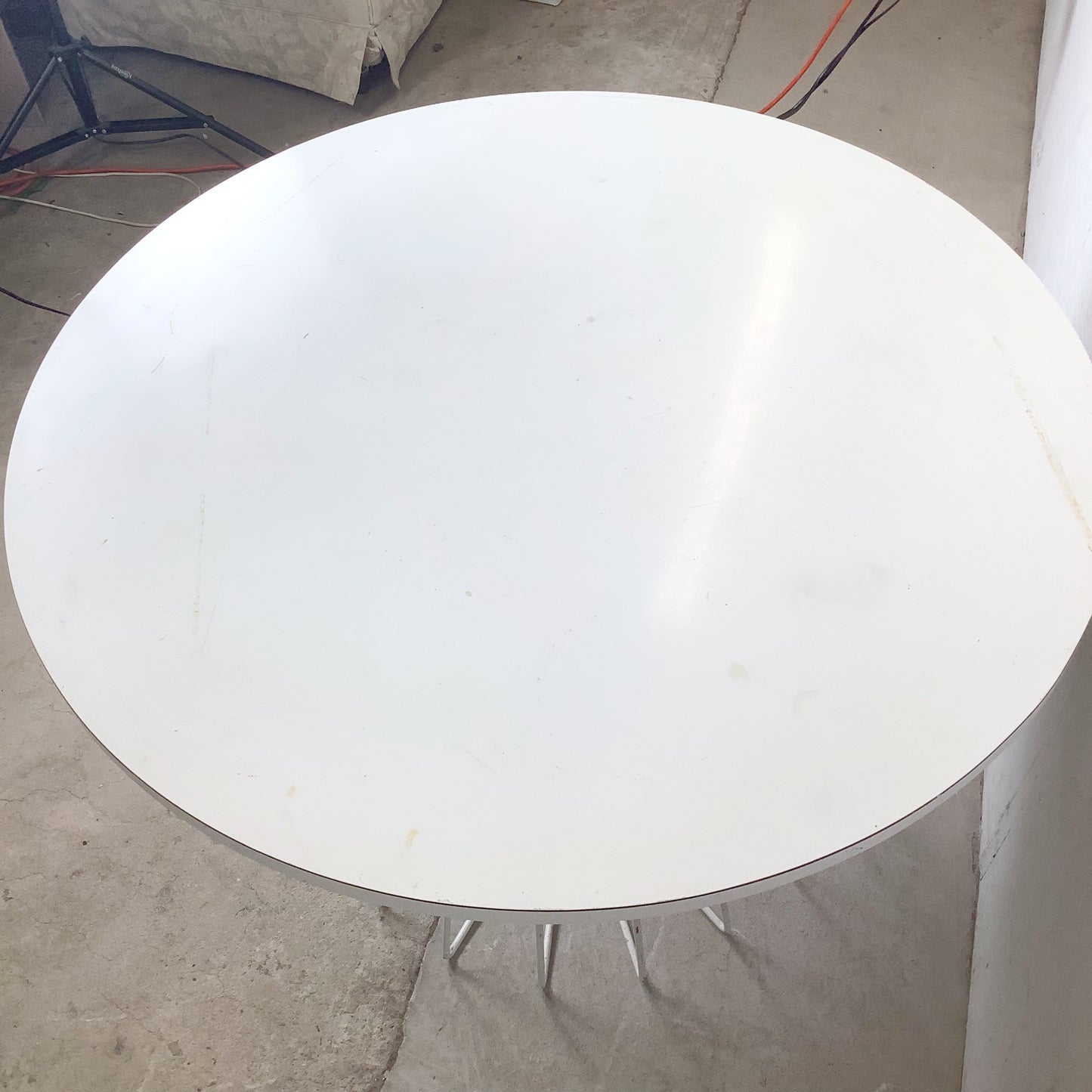 Round White Dining Table | Knoll-Style Wire Base | Mid-Century Modern Style