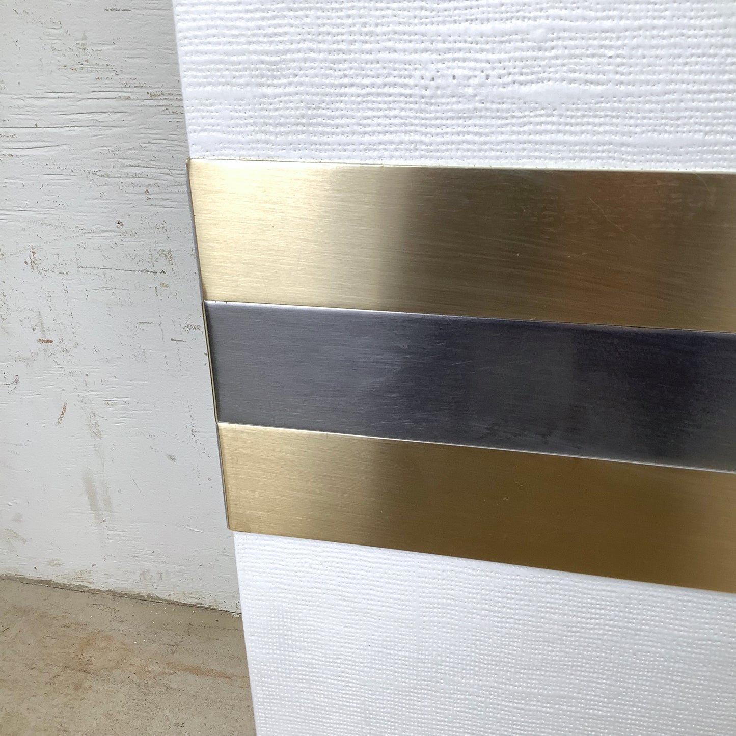 Hollywood Regency Hourglass Stand, White Grasscloth with Two-Tone Trim