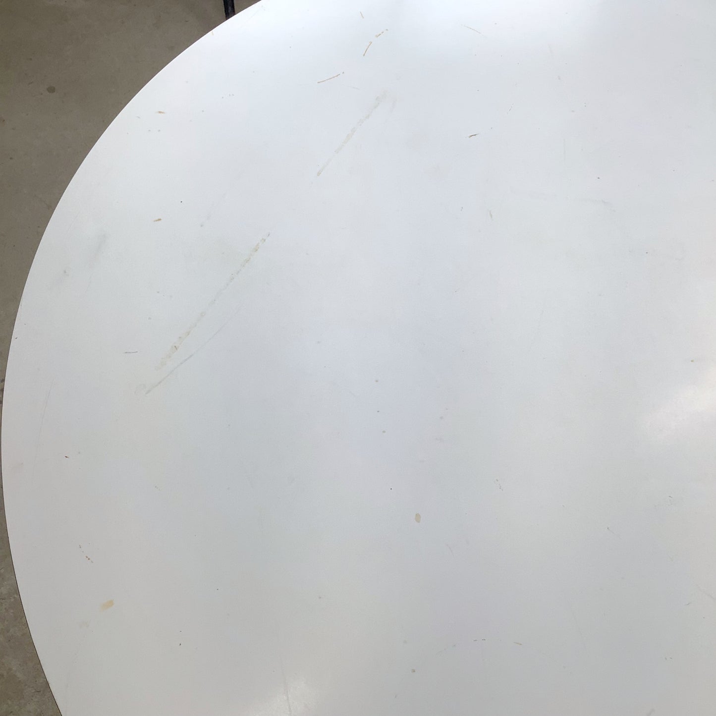 Round White Dining Table | Knoll-Style Wire Base | Mid-Century Modern Style