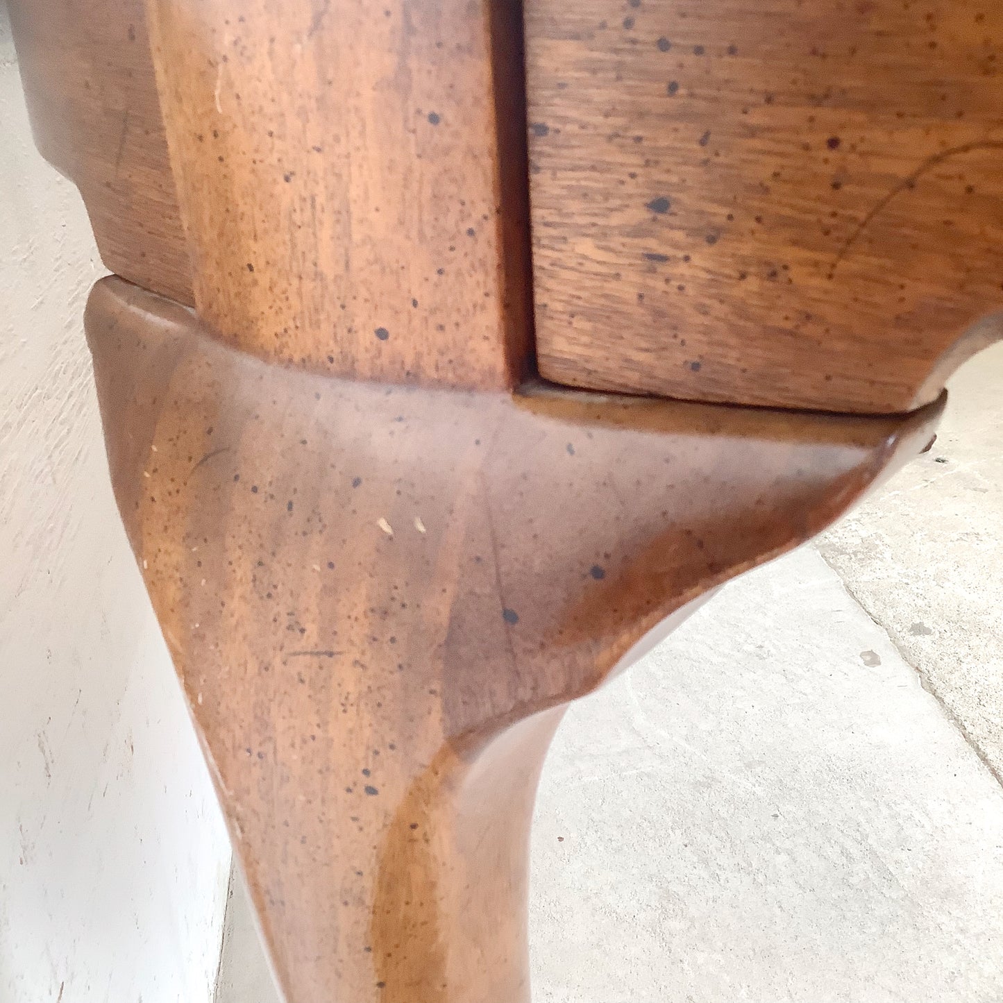 “James River Collection” Queen Anne Mahogany Oval Extension Dining Table