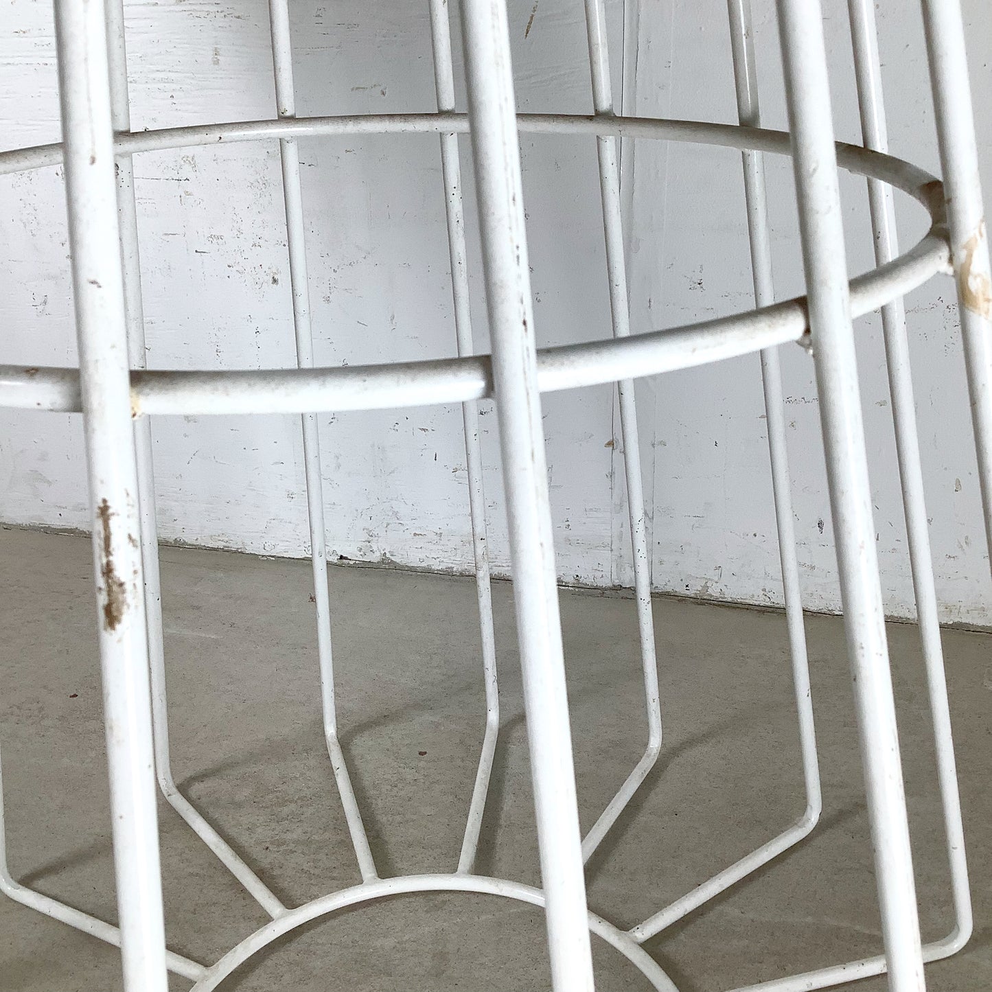 Round White Dining Table | Knoll-Style Wire Base | Mid-Century Modern Style