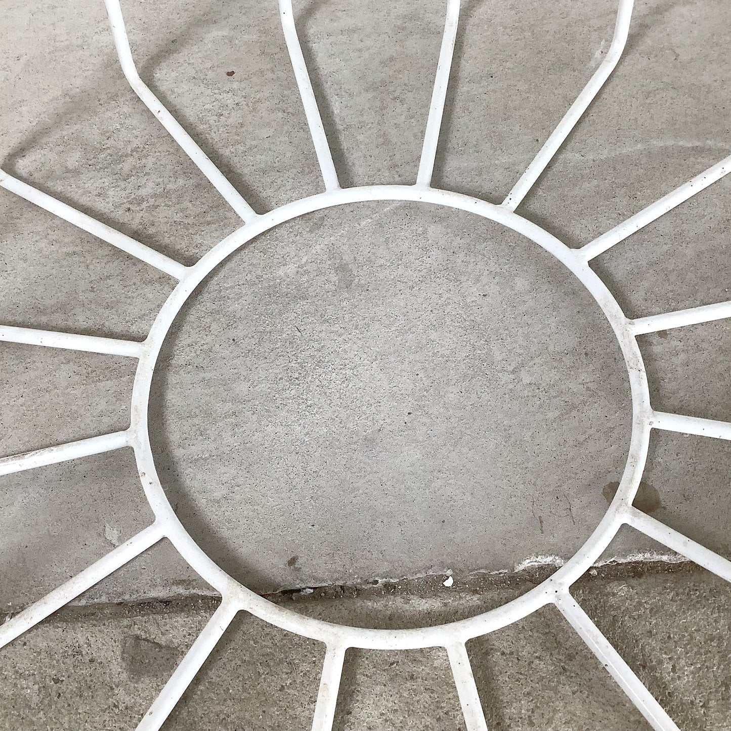 Round White Dining Table | Knoll-Style Wire Base | Mid-Century Modern Style
