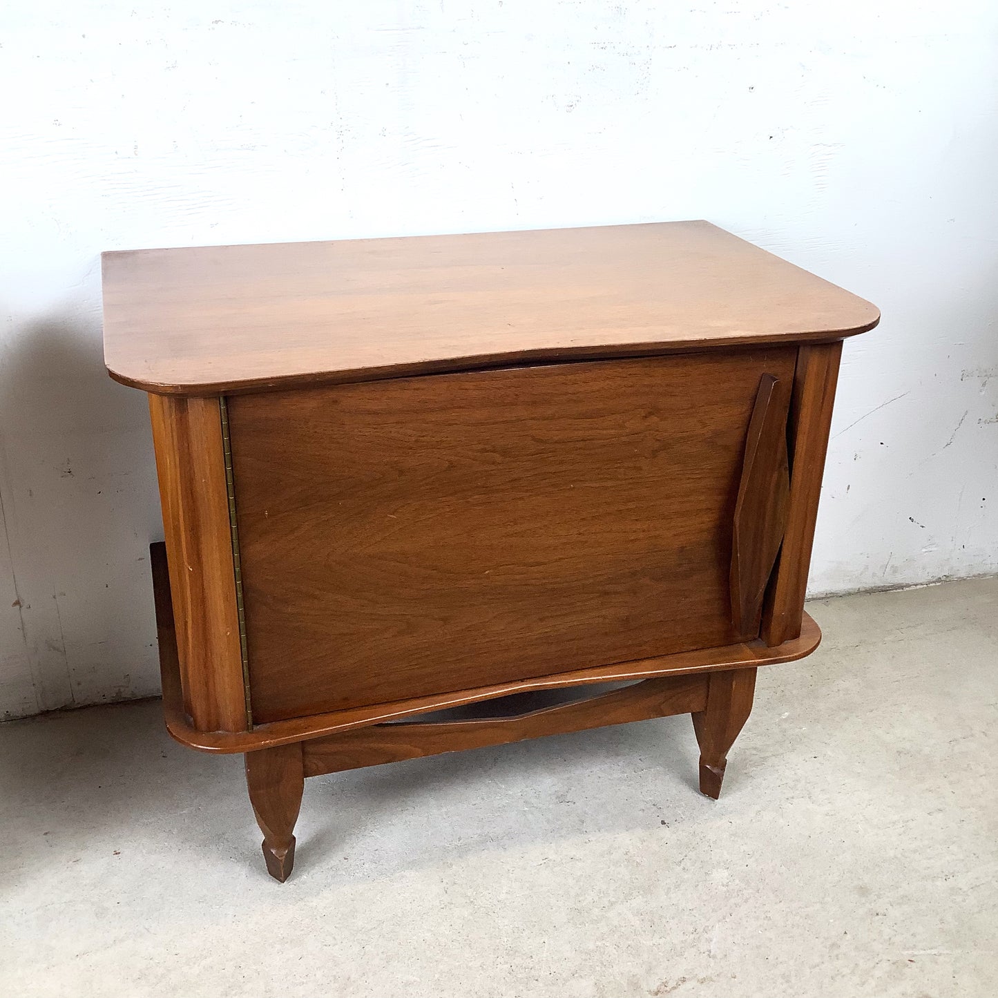 Vintage Mid-Century Walnut Nightstands with Sculpted Door Pulls – Pair