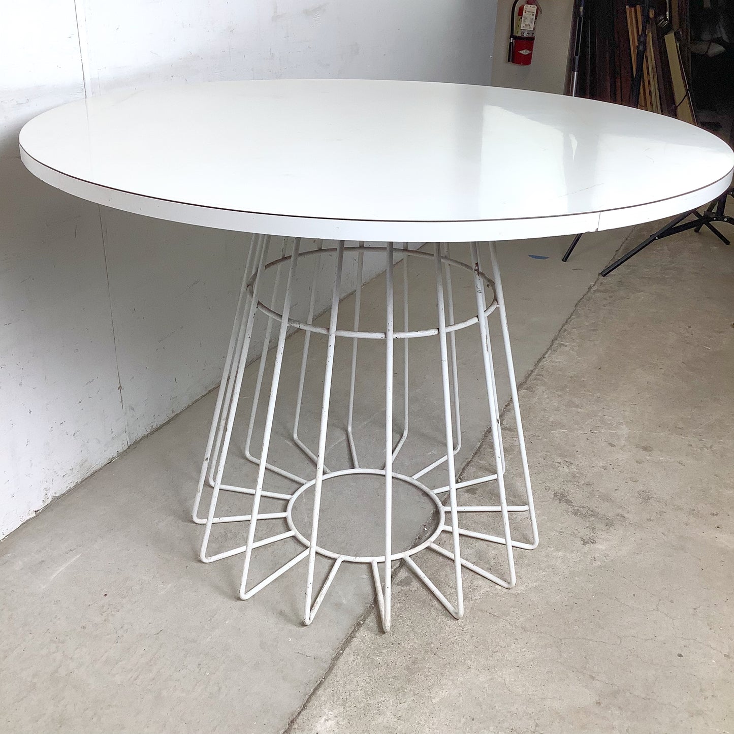 Round White Dining Table | Knoll-Style Wire Base | Mid-Century Modern Style