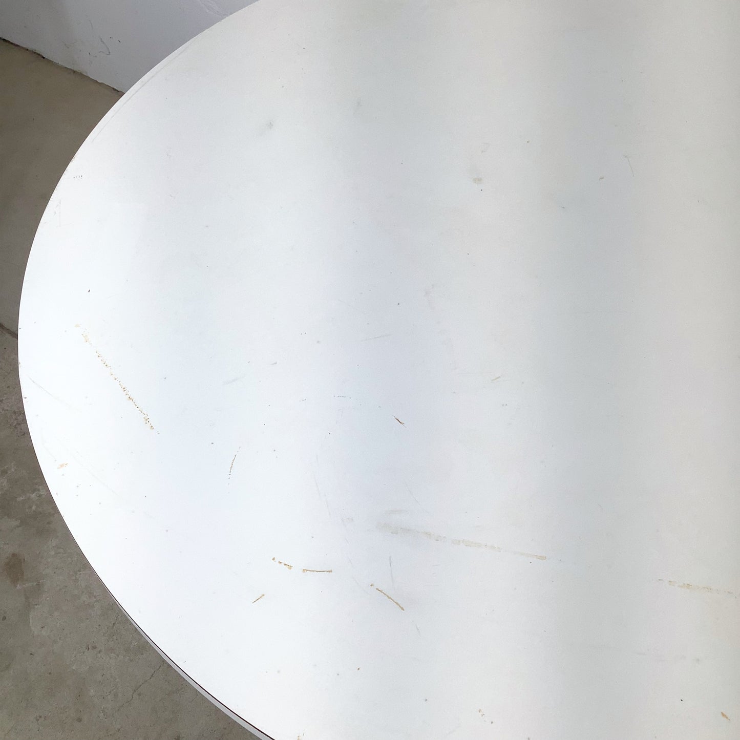 Round White Dining Table | Knoll-Style Wire Base | Mid-Century Modern Style