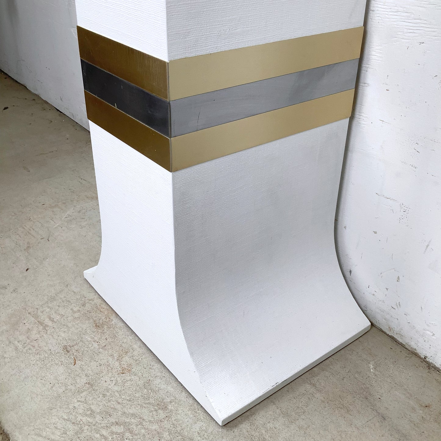 Hollywood Regency Hourglass Stand, White Grasscloth with Two-Tone Trim