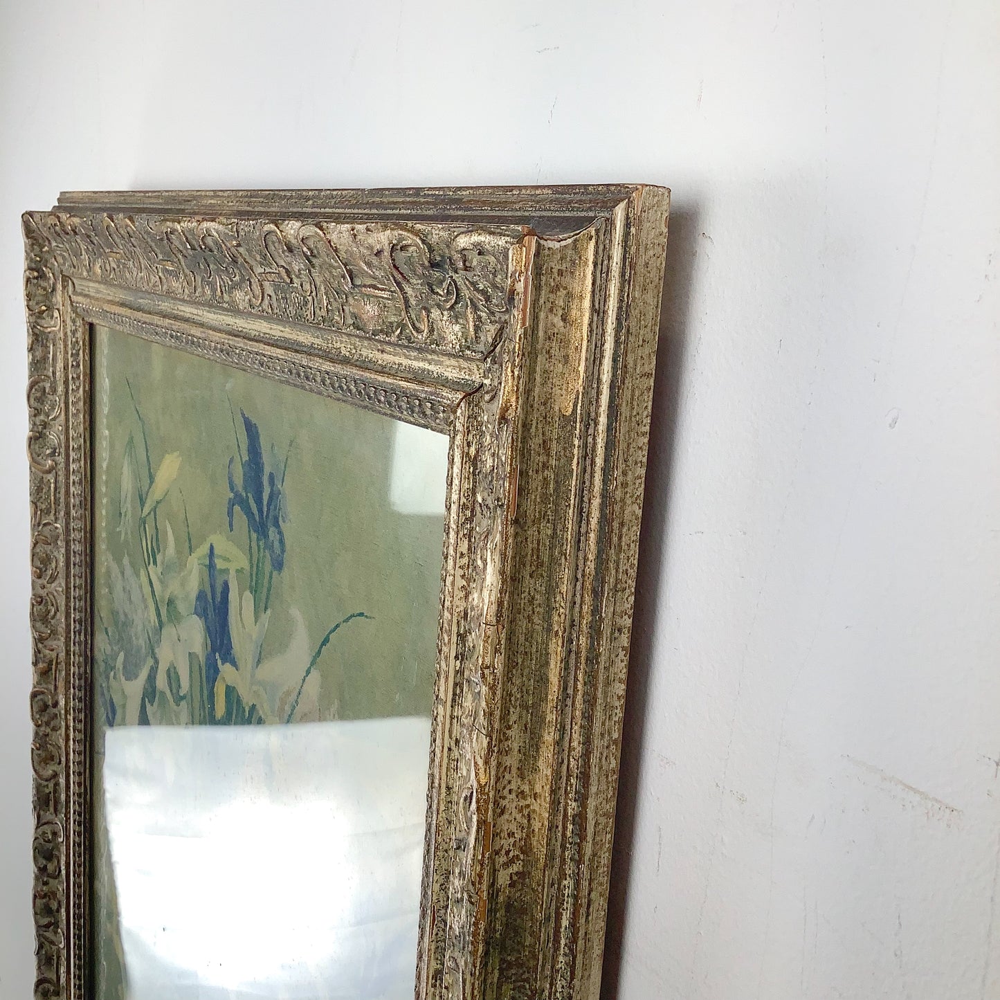 Vintage Floral Oil Painting with Bouquet and Ornamental Gilt Frame
