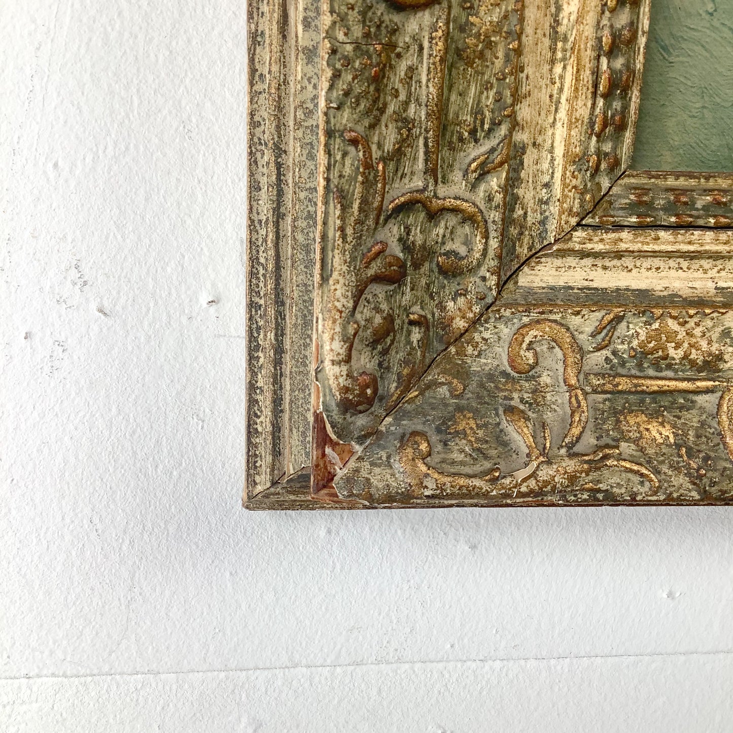 Vintage Floral Oil Painting with Bouquet and Ornamental Gilt Frame