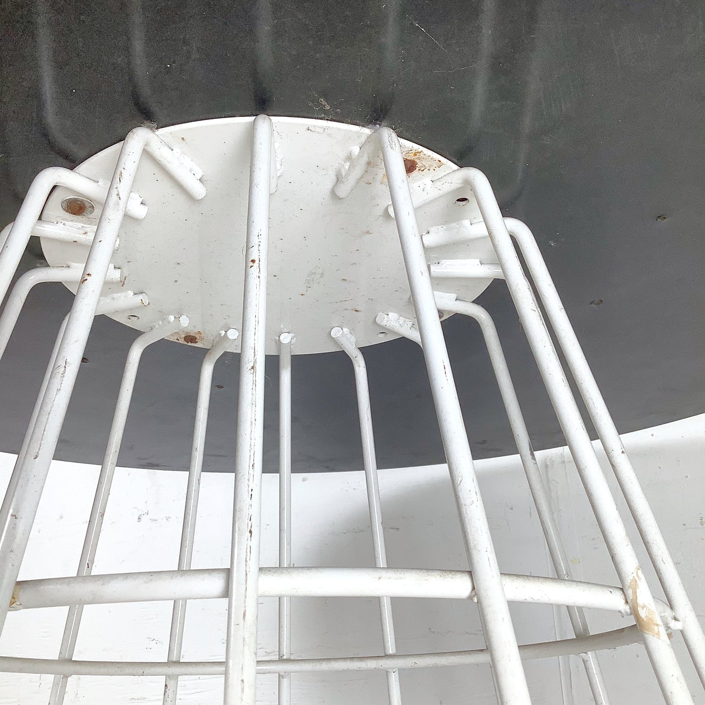 Round White Dining Table | Knoll-Style Wire Base | Mid-Century Modern Style
