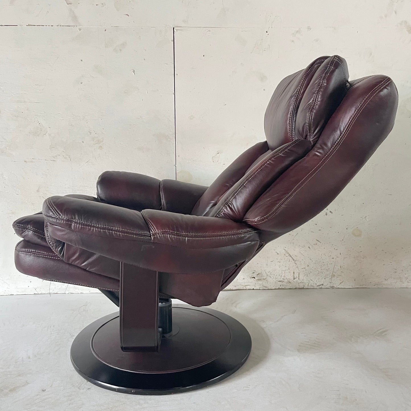 Modern Swivel Lounge Chair with Ottoman- Westnofa Style