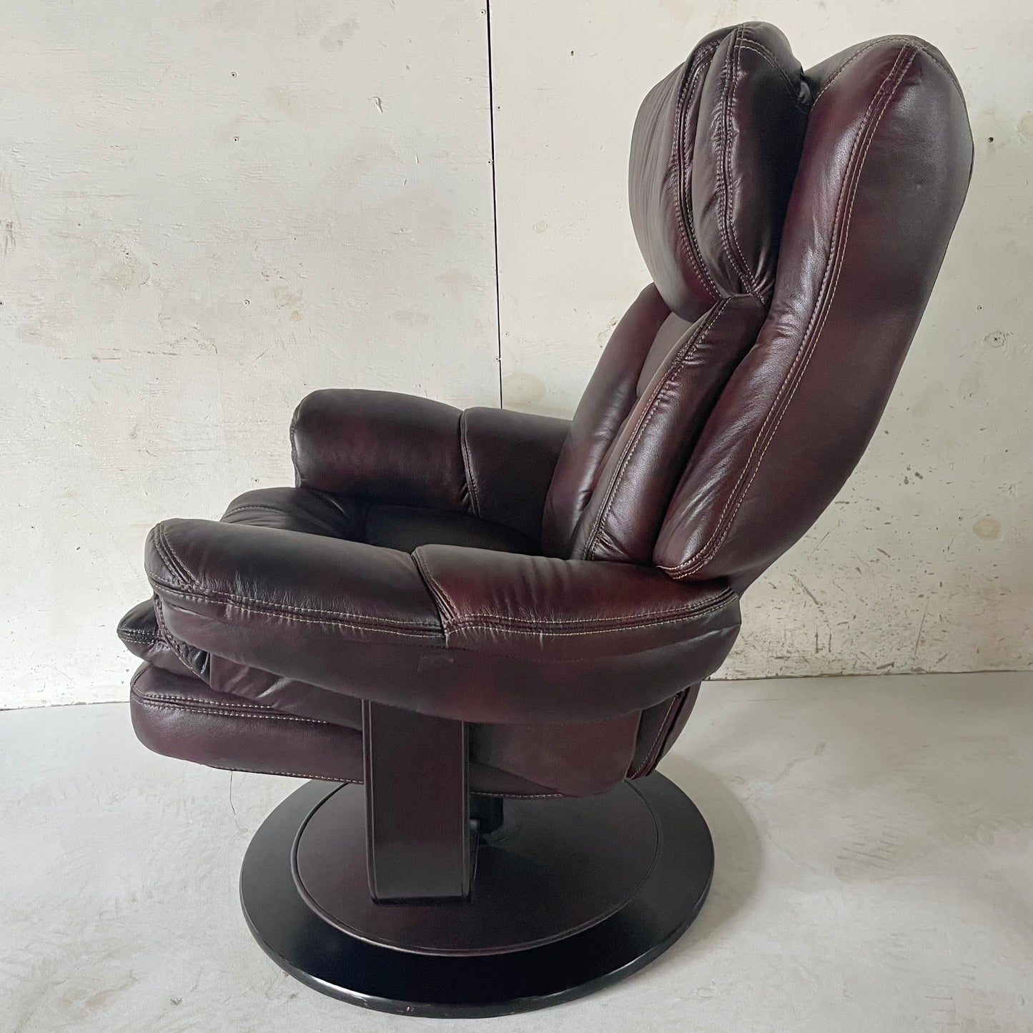 Modern Swivel Lounge Chair with Ottoman- Westnofa Style