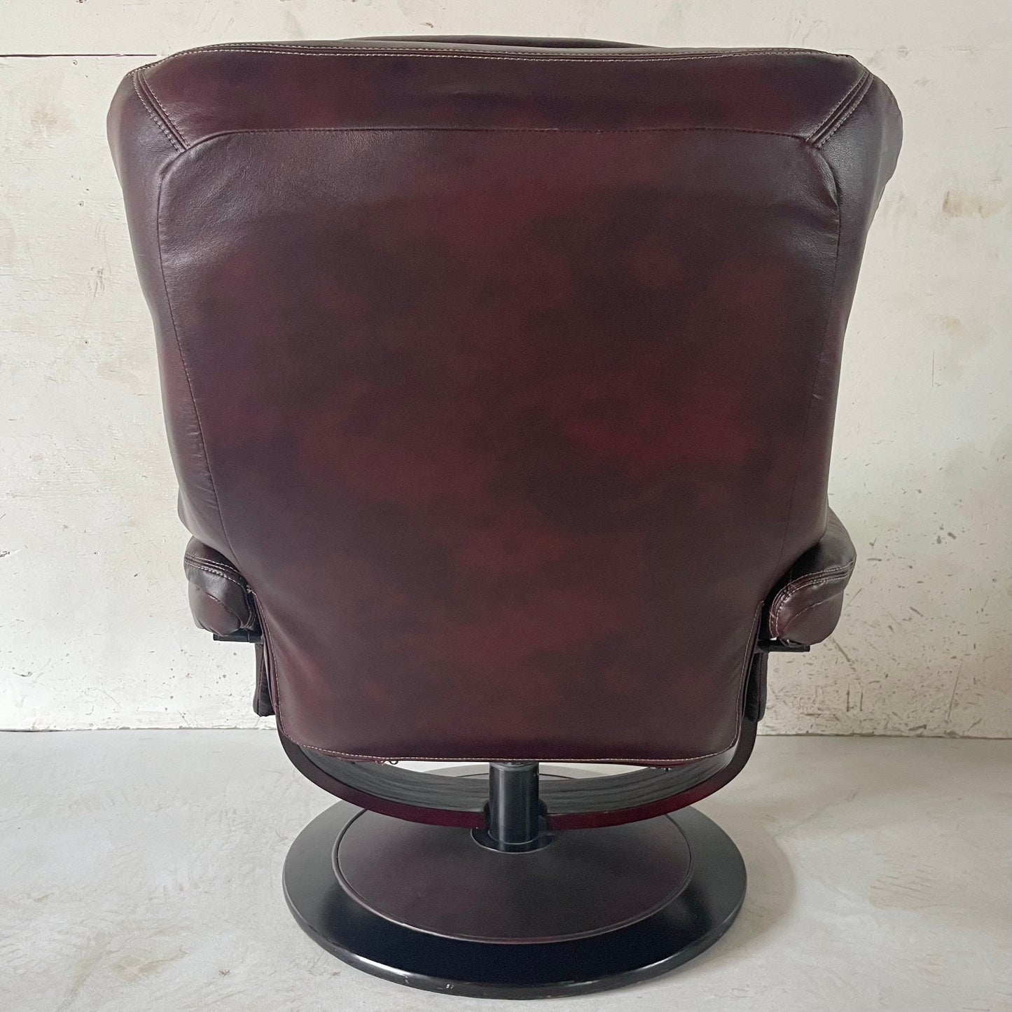 Modern Swivel Lounge Chair with Ottoman- Westnofa Style