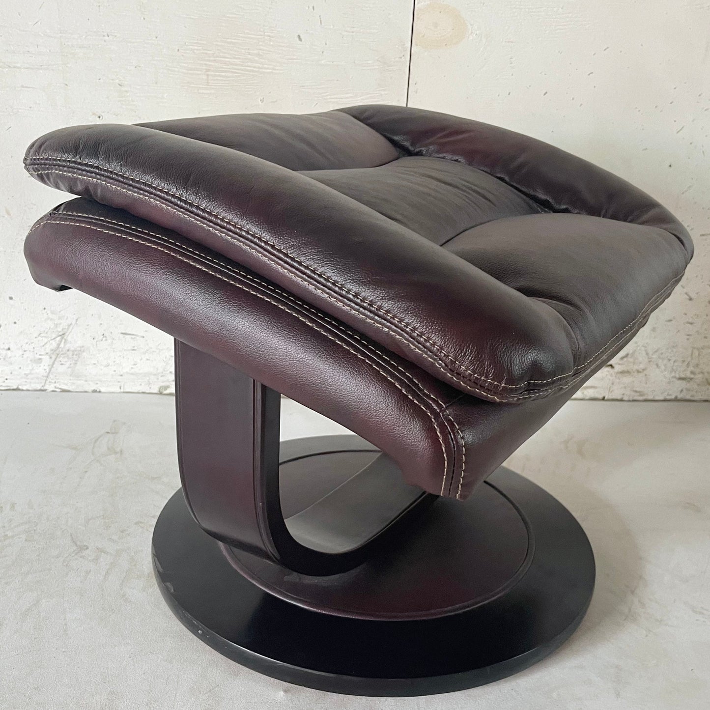 Modern Swivel Lounge Chair with Ottoman- Westnofa Style